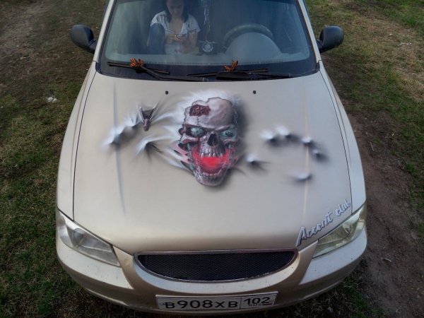 Череп на капот автомобиля