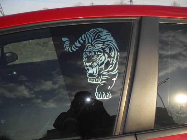 Наклейки на авто на заднее стекло