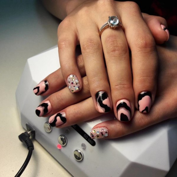 Губы на ногтях