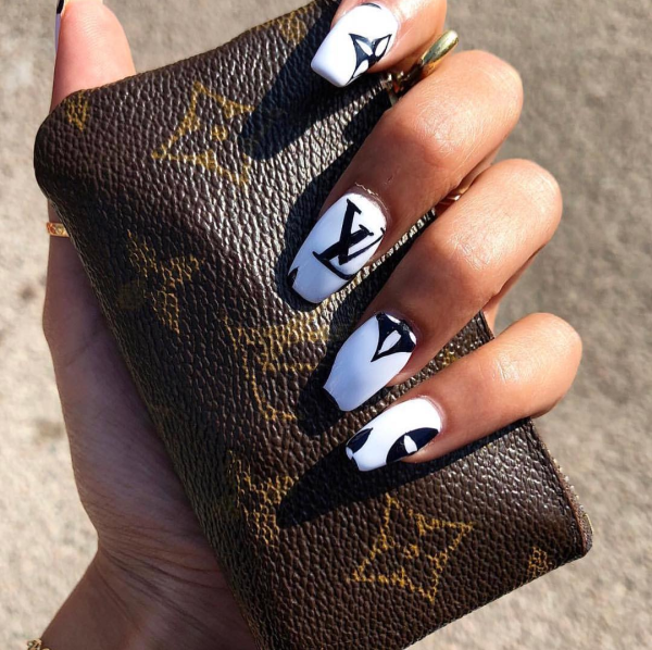 Маникюр с рисунком