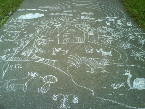 Рисунки на асфальте белыми мелками