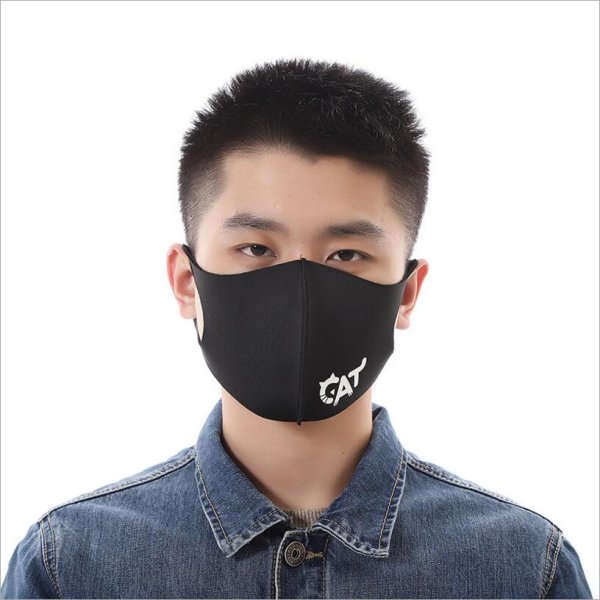 Маска с зубами светящейся