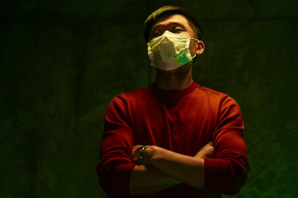 Коронавирус в маске в маске