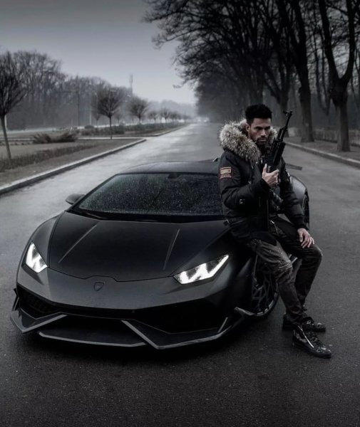 Парень в маске возле машины