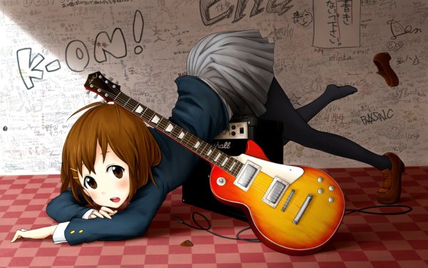 Юи Хирасава с гитарой