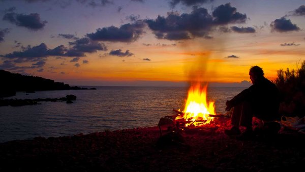 Костер на берегу реки