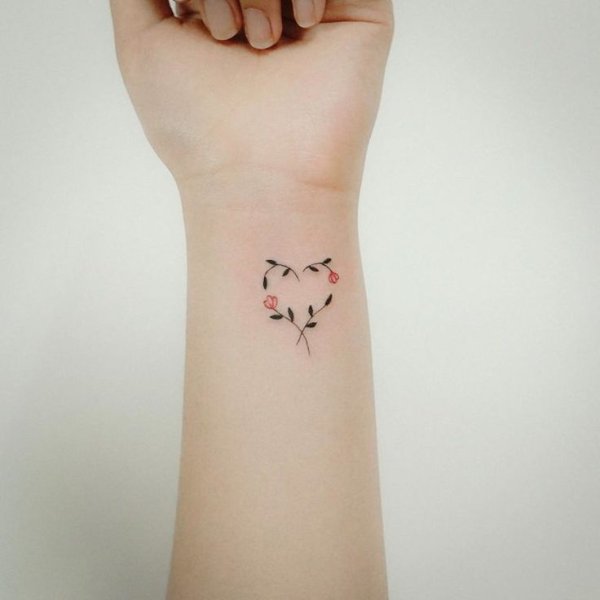 Мини тату на запястье