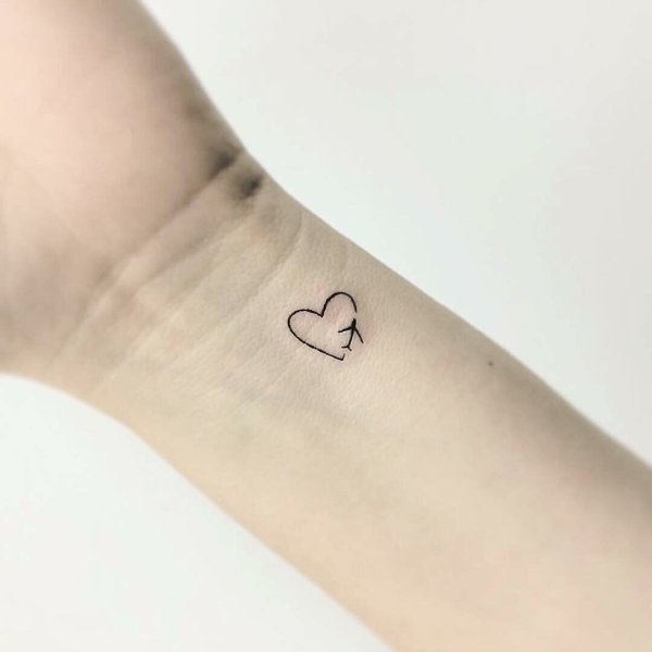 Маленькая тату на запястье