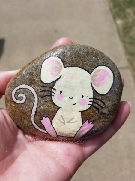 Мышка на камушке