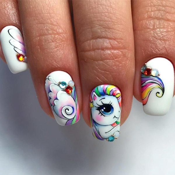 Красивый маникюр с единорогом