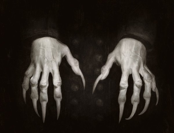 Черные руки тянутся