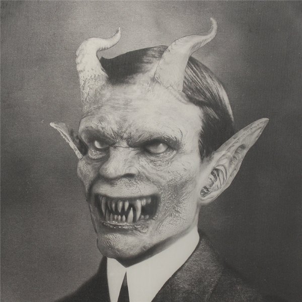 Дьявол на белом фоне