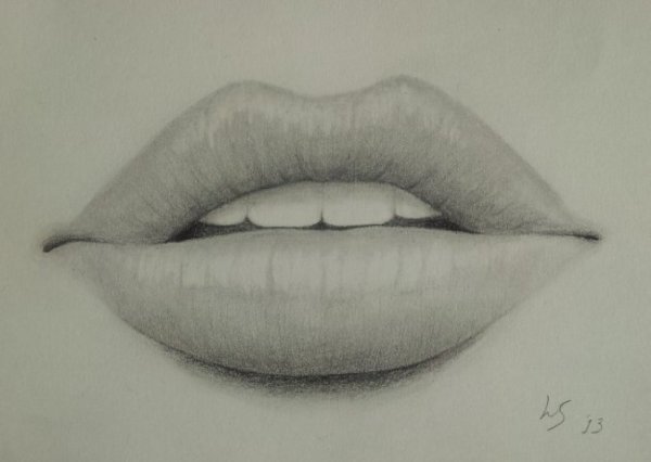 Большие губы карандашом