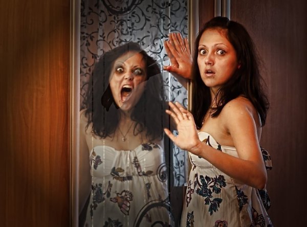 Страшное отражение в зеркале