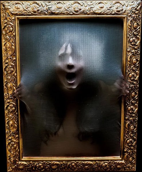 Человек отражается в зеркале