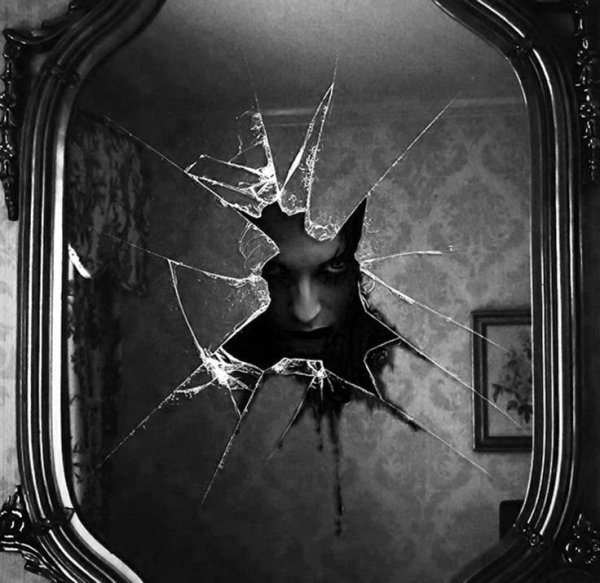 Злое отражение в зеркале