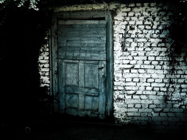 Страшная рука из за двери