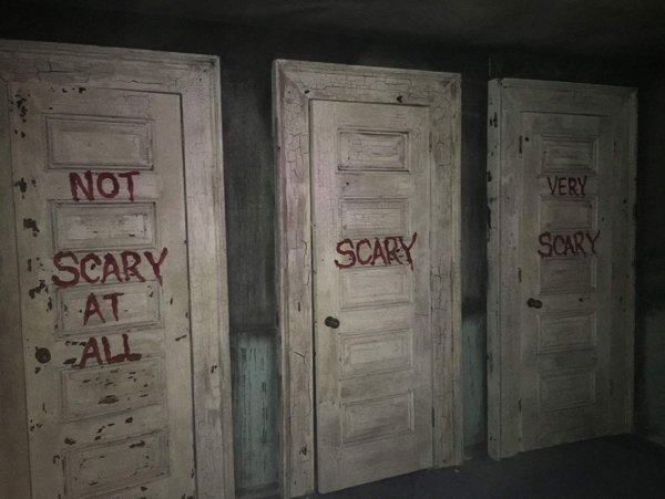 Черно белая старинная дверь