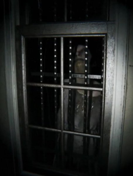 Страшная комната с дверью