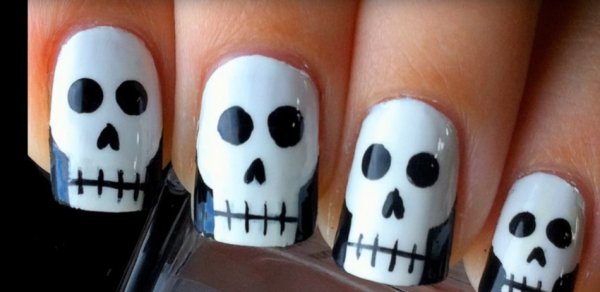 Маникюр оригинальный с черепом