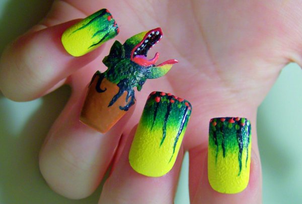 Яркий маникюр с ящерицей