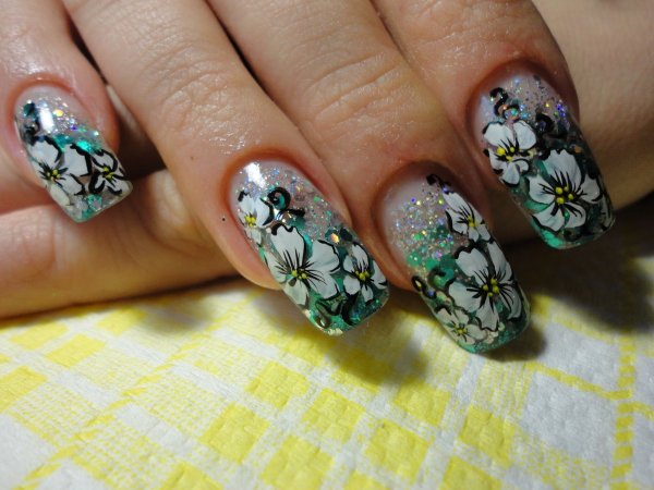Цветочный орнамент на ногтях