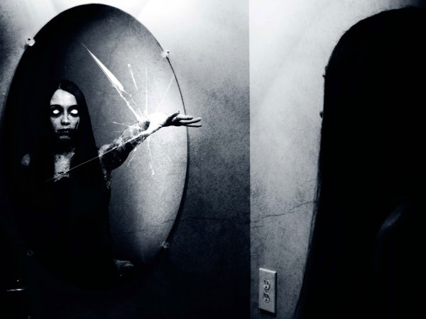 Жуткое отражение в зеркале