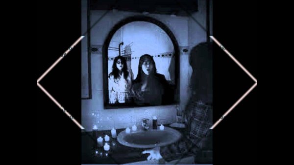 Мистическое отражение в зеркале