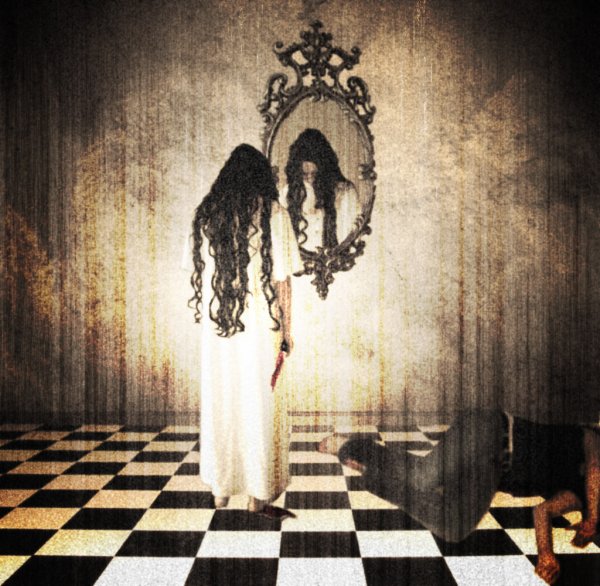 Страшное отражение в зеркале