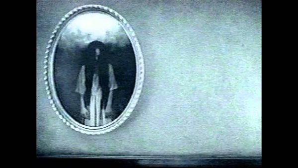 Жуткое отражение в зеркале арт