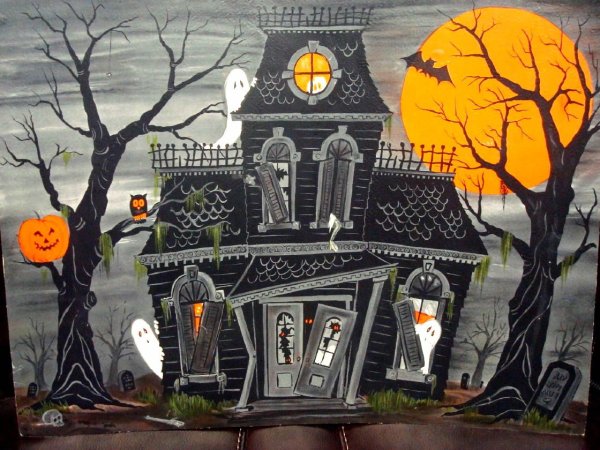 Домик черно белый на Хэллоуин