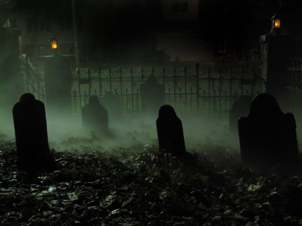 Жуткое кладбище