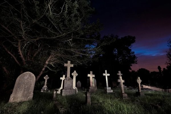 Ночное кладбище