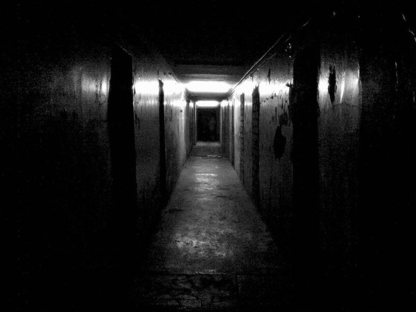 Темный коридор тюрьмы Вентворт