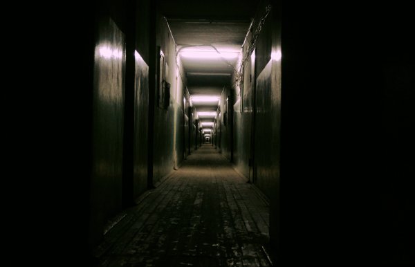 Темный страшный коридор
