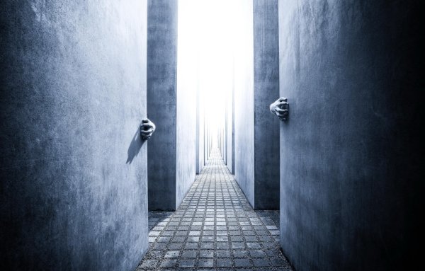 Мрачная стена