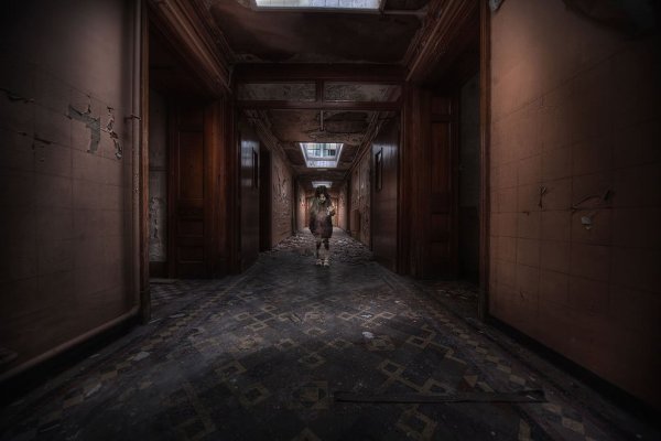 Заброшенный дом внутри ночью