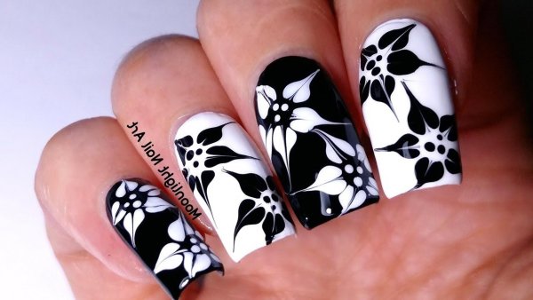 Черно белые цветы на ногтях