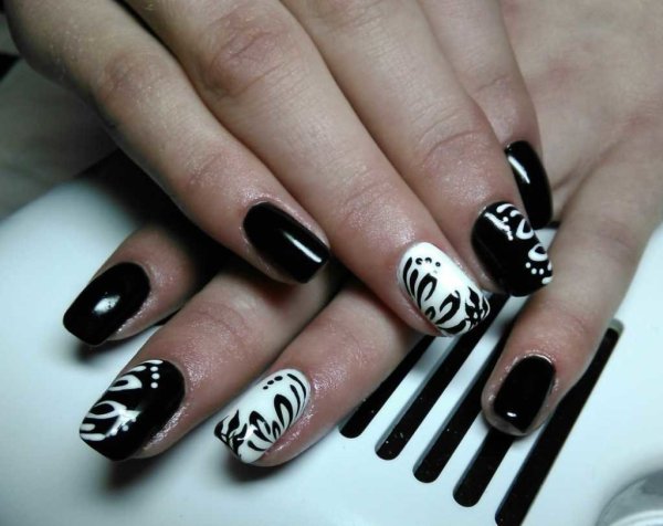 Маникюр белый с черным узором