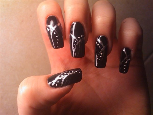 Маникюр с рисунком пистолета