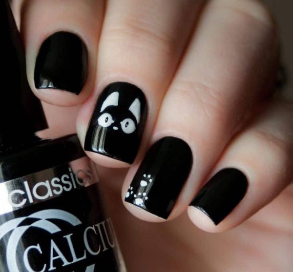 Черный маникюр с рисунком
