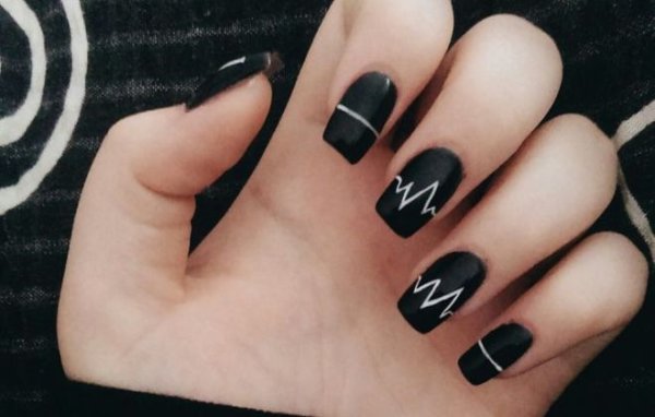Чёрный маникюр с крестом