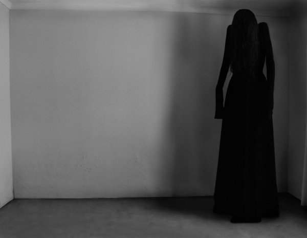 Тень на белом фоне арт