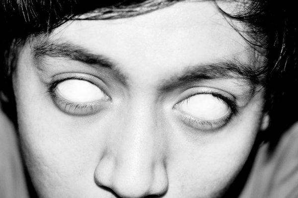 Глаз черно белый