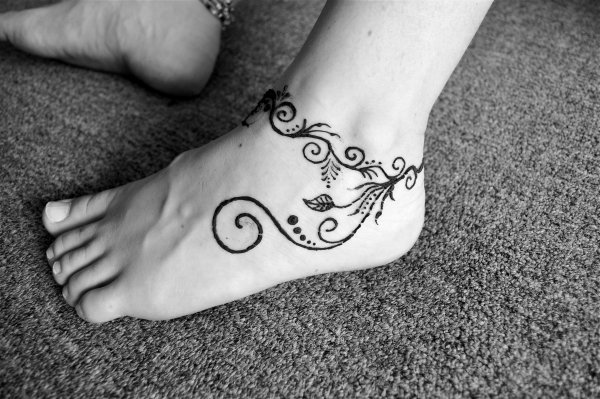 Мехенди на ноге браслет