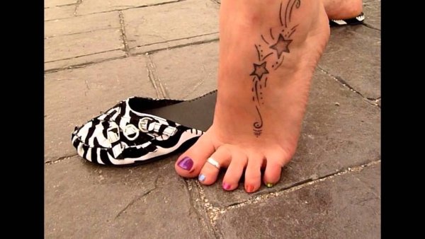 Тату хной на ноге легкие