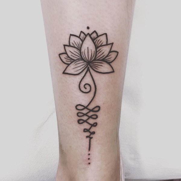 Рисунок хной на ноге легкий