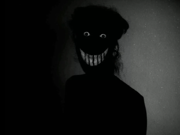 Страшные глаза на черном фоне