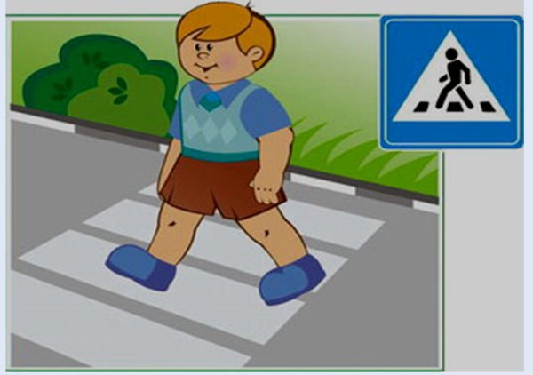 Мальчик переходит дорогу по пешеходному переходу