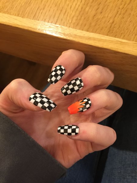 Ногти в шахматном стиле